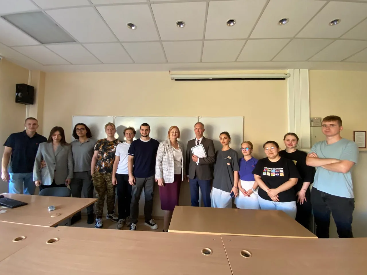 Групповое фото участников встречи и вручения сертификатов в аудитории